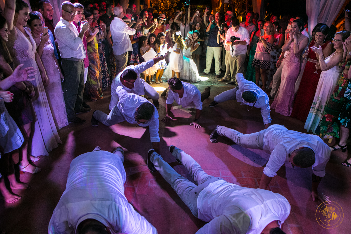 noivo e padrinhos dançando para noiva