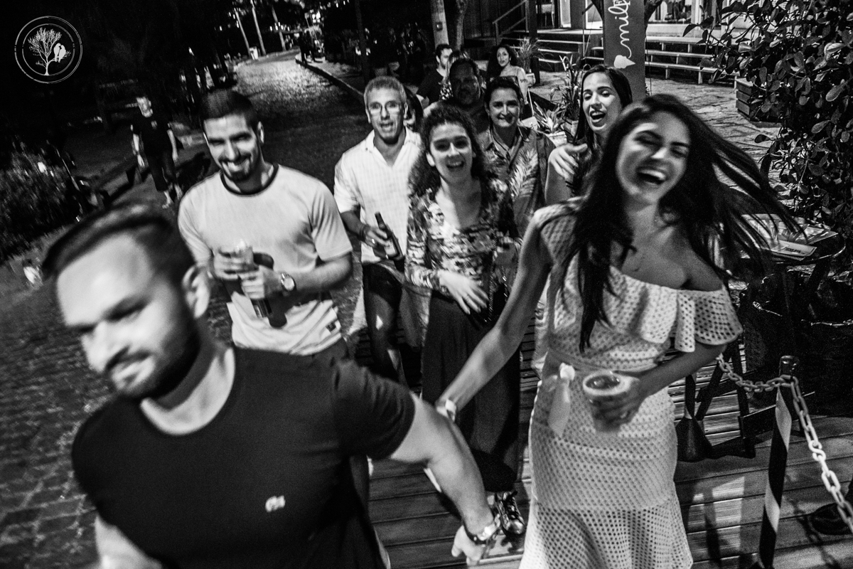 pre-casamento noivos e convidados andando na orla bardot