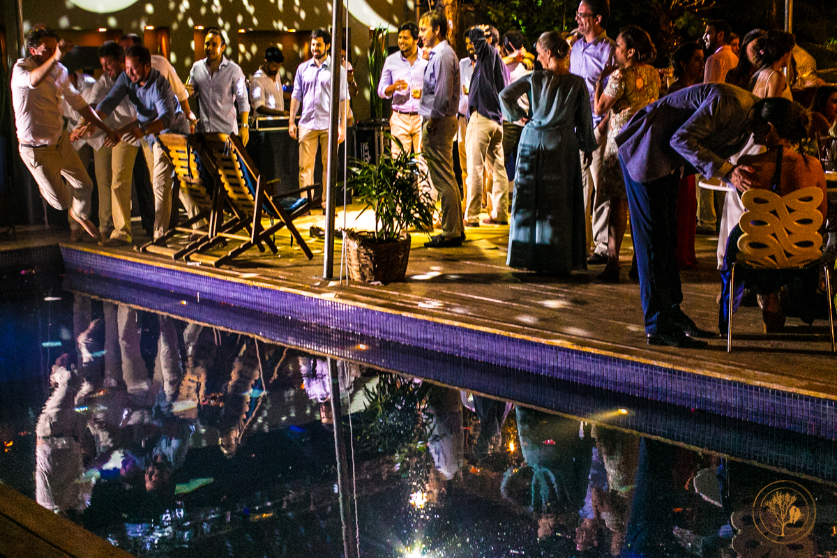 amigos jogando noivo na piscina