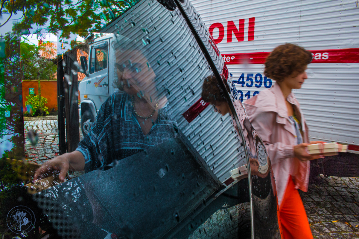 noiva pegando lembranças para dar para amigos
