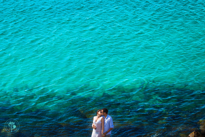 casal abraçado na praia do pontal em arraial do cabo