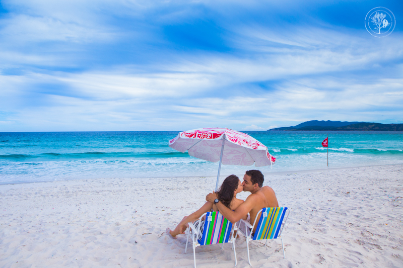 casl sentado na cadeira de praia se beijando