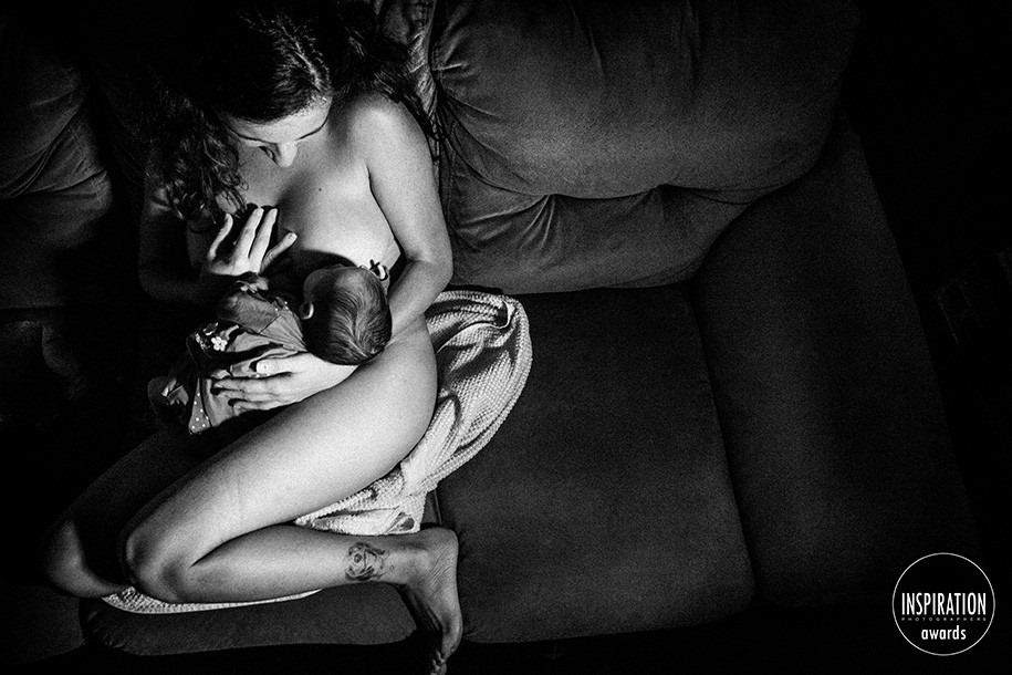 mãe amamentando nua, foto Michel Neumann premiada no inspiration photographer