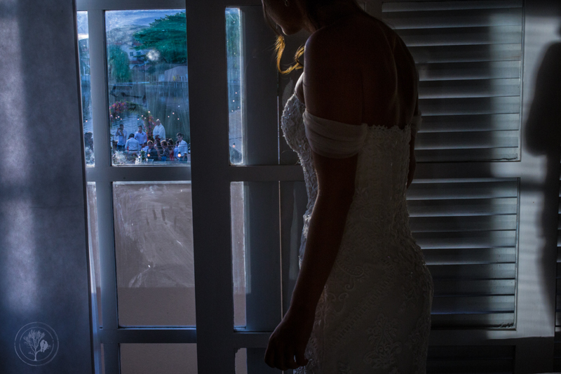 noiva espiando a cerimonia da janela