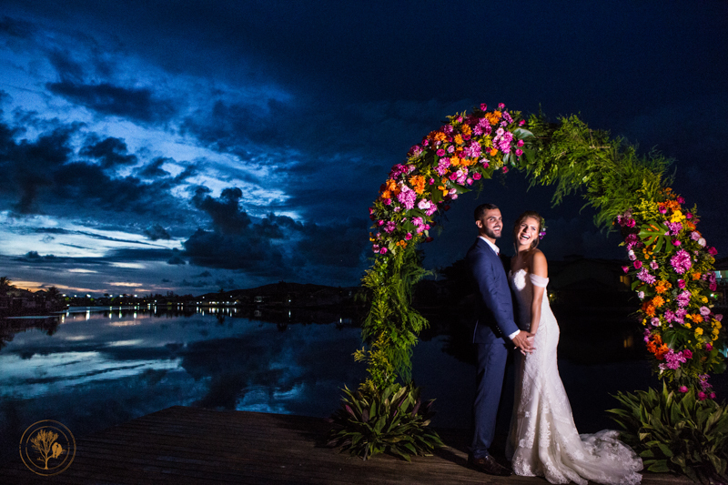 noivos em arco de flores
