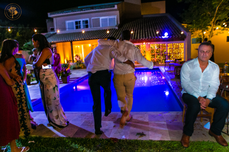 noivo pulando na piscina com amigo