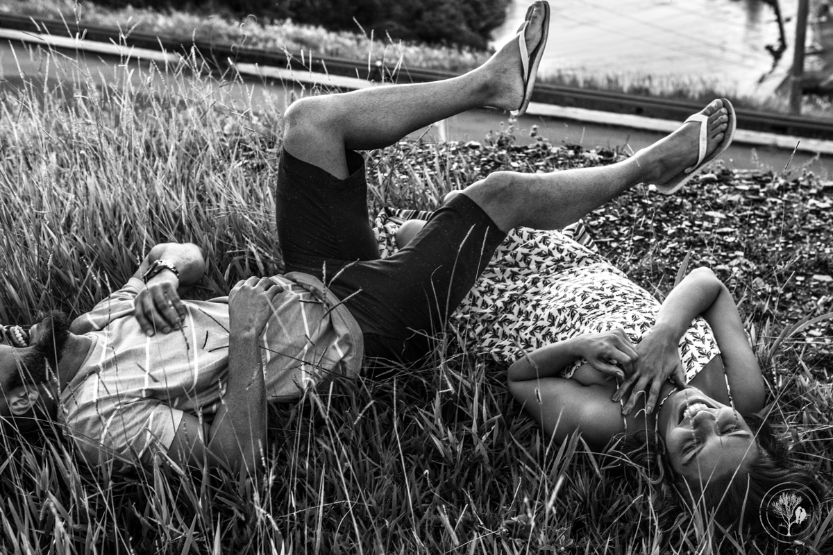 ensaio pre wedding em capitólio, noivos brincando em furnas, fotos neumanns