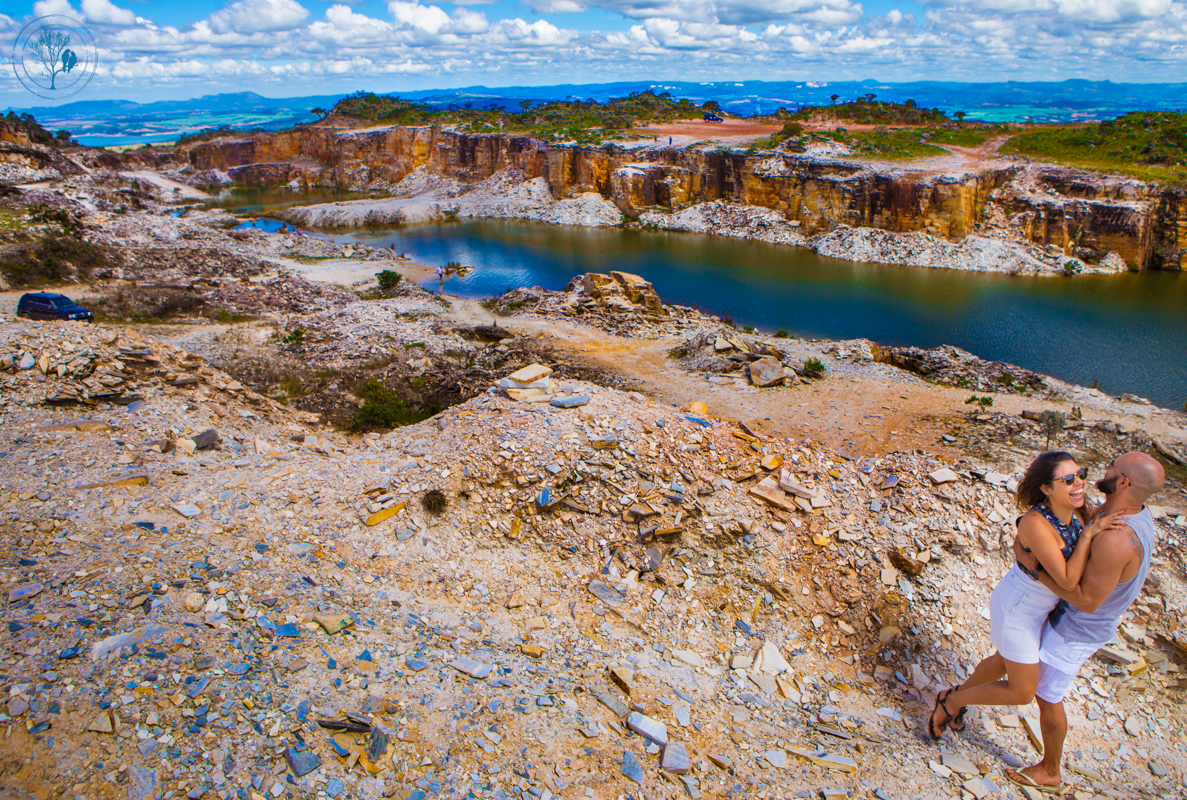 pedreira lagoa azul capitolio, ensaio pre wedding, casal abraçado, fotos neumanns