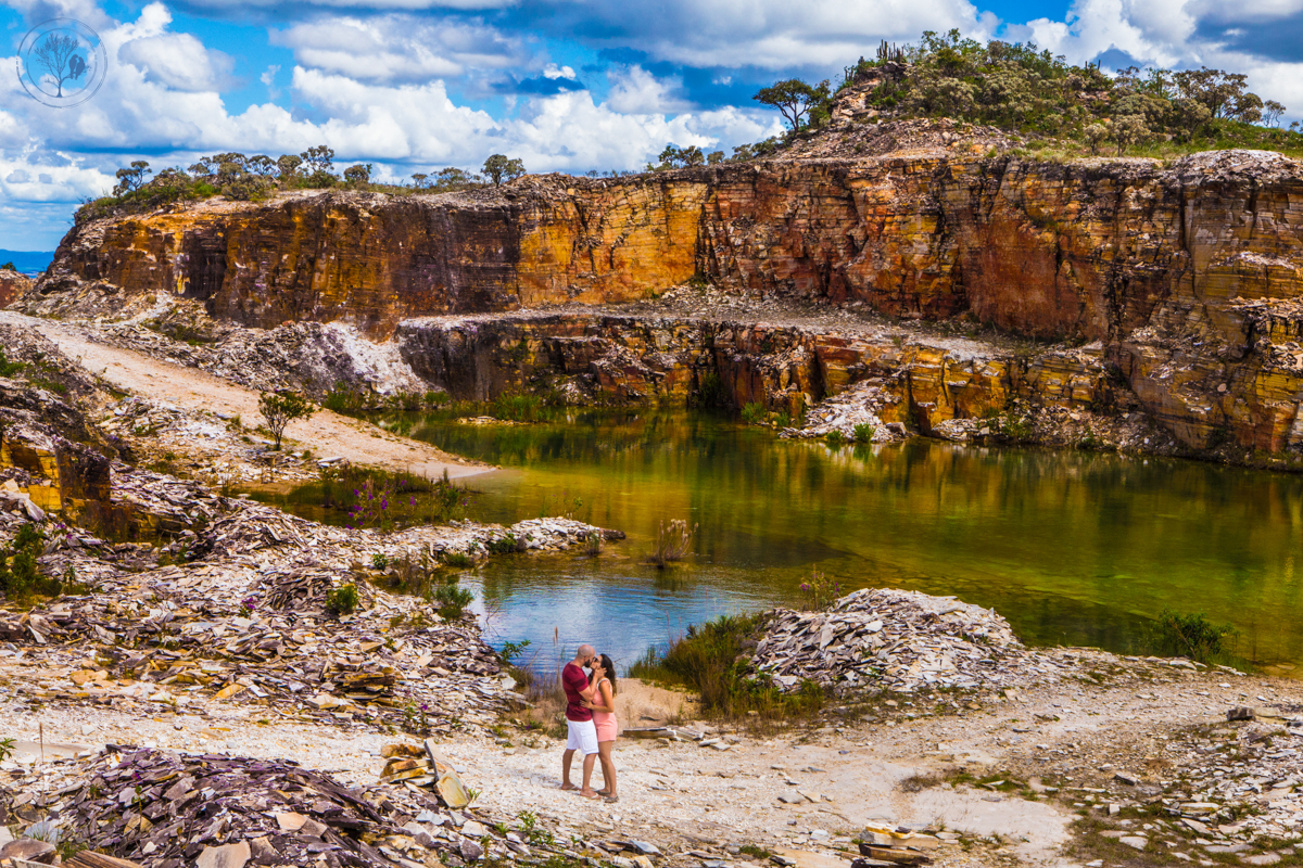 pedreira lagoa azul capitolio, ensaio pre wedding, casal abraçado, fotos neumanns