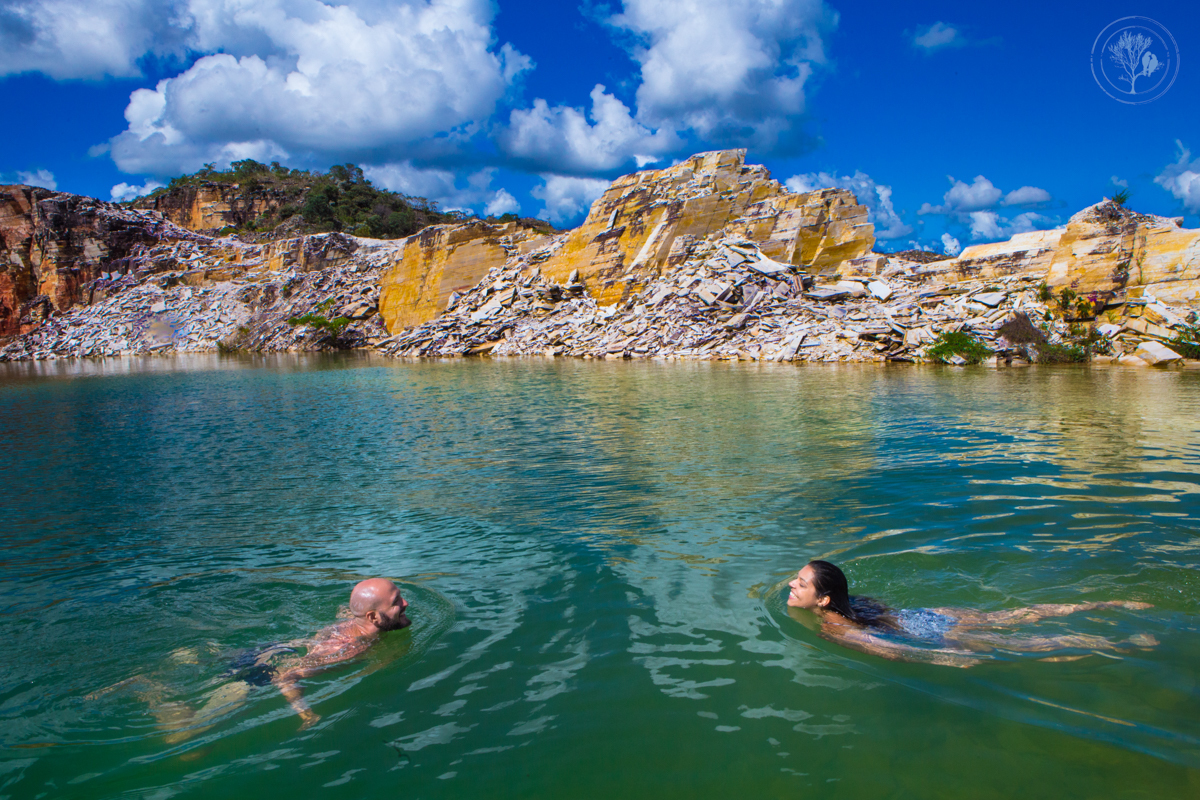 pedreira lagoa azul capitolio, ensaio pre wedding, casal nadando, fotos neumanns