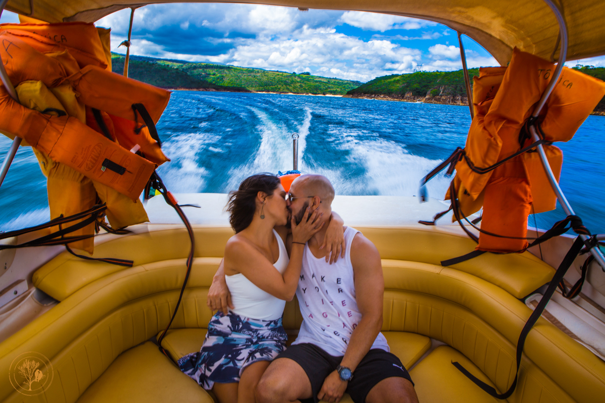 ensaio pre wedding em capitólio, noivos se beijando no barco, fotos neumanns