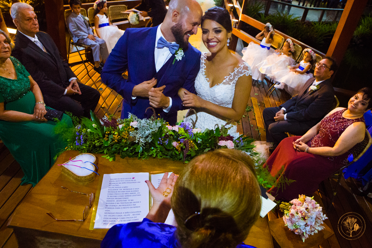 cerimonia de casamento no Lajedo, noivos no altar, benção das alianças, foto neumanns