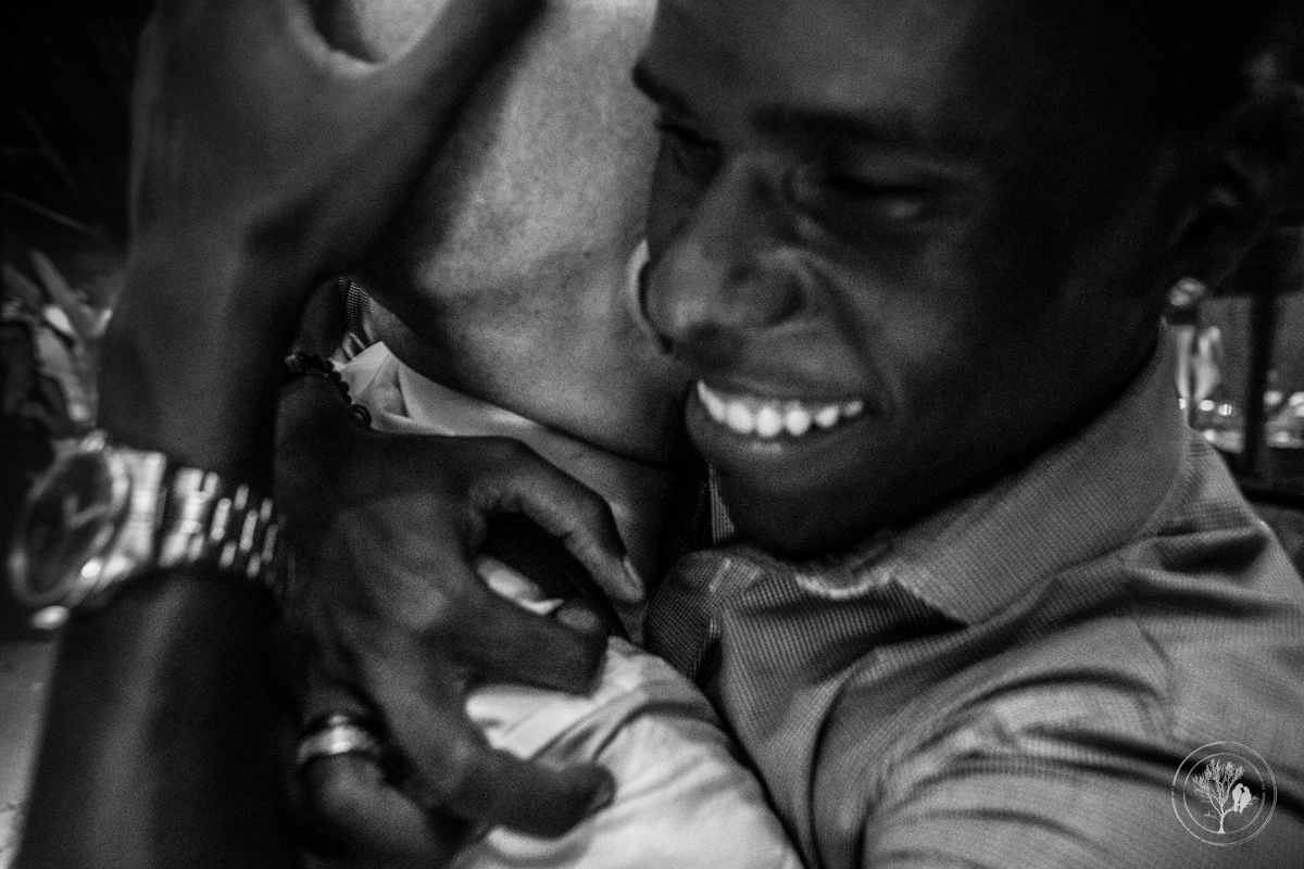 festa de casamento no Lajedo, amigo abraçando noivo, foto neumanns