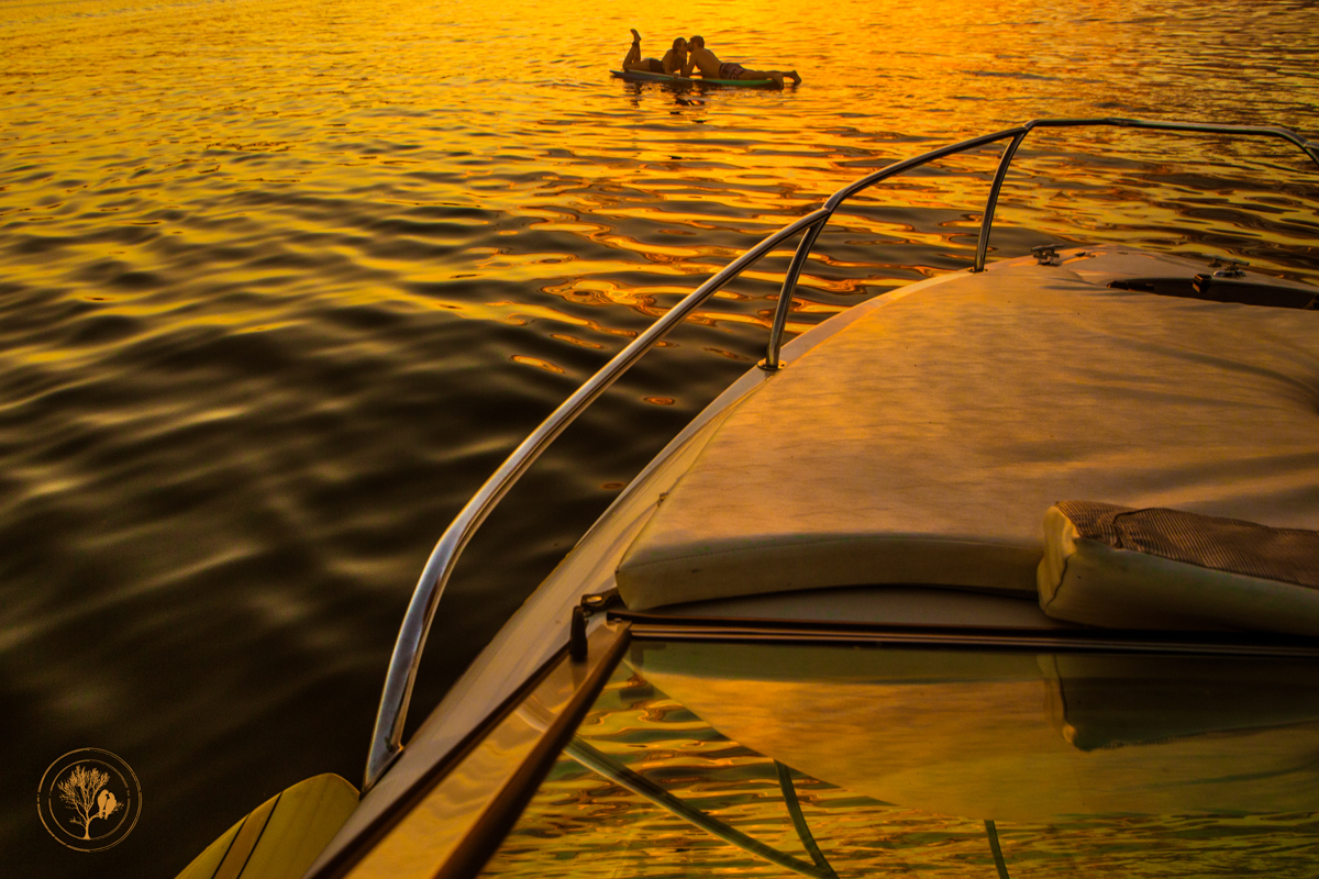 pre-wedding, casal praticando stand up na  represa Jaguarí Jacareí em Joanópolis, foto neumanns