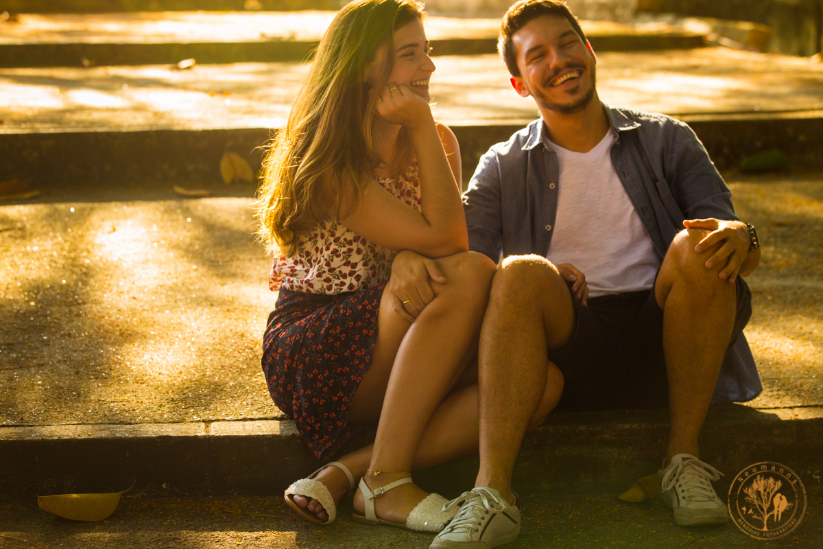 sessão pre wedding, casal sorrindo, escadaria da Igreja São Francisco Xavier, Niterói, foto neumanns