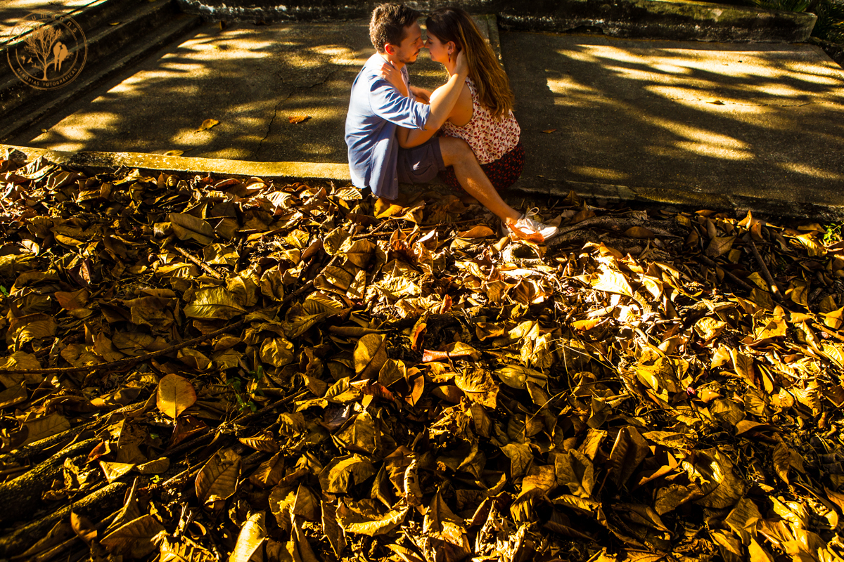 sessão pre wedding, casal abraçado, escadaria da Igreja São Francisco Xavier, Niterói, foto neumanns