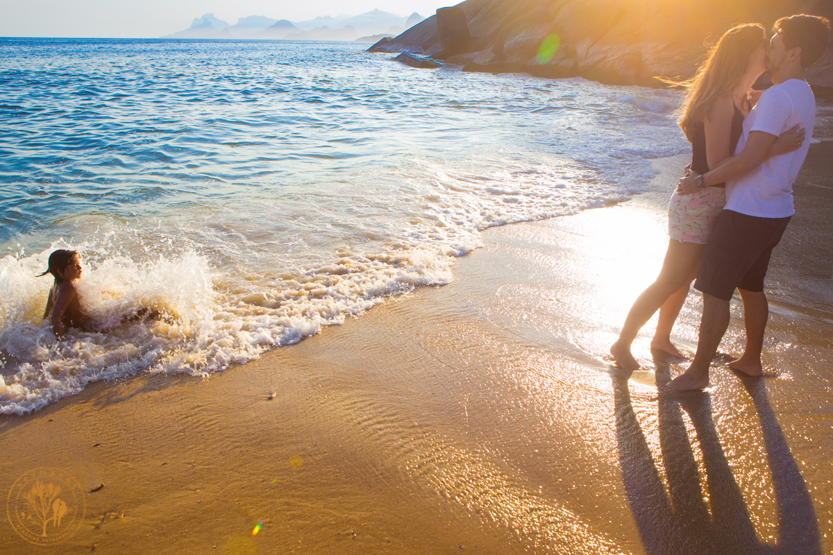 sessão pre wedding, casal namorando na praia do sossego em Niterói, foto neumanns