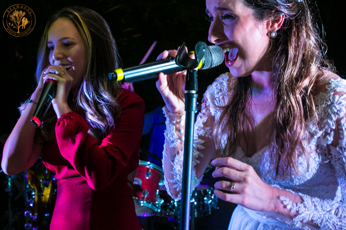casamento no Riachos de Itaipava,  noiva e amiga cantando com a banda armazém 5, foto Neumanns