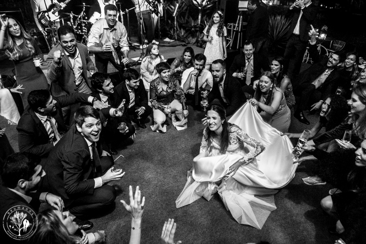 casamento no Riachos de Itaipava,  noivos e convidados dançando ao som da banda armazém 5, foto Neumanns