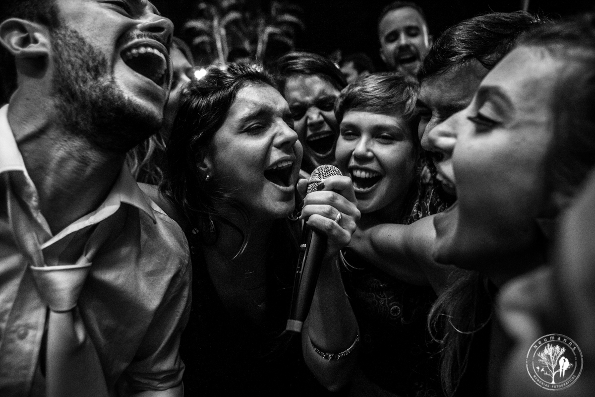 casamento no Riachos de Itaipava,  convidados cantando com a banda armazém 5, foto Neumanns