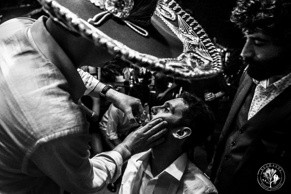 casamento no Riachos de Itaipava,  noivo e amigos tomando tequila, ao som da banda armazém 5, foto Neumanns