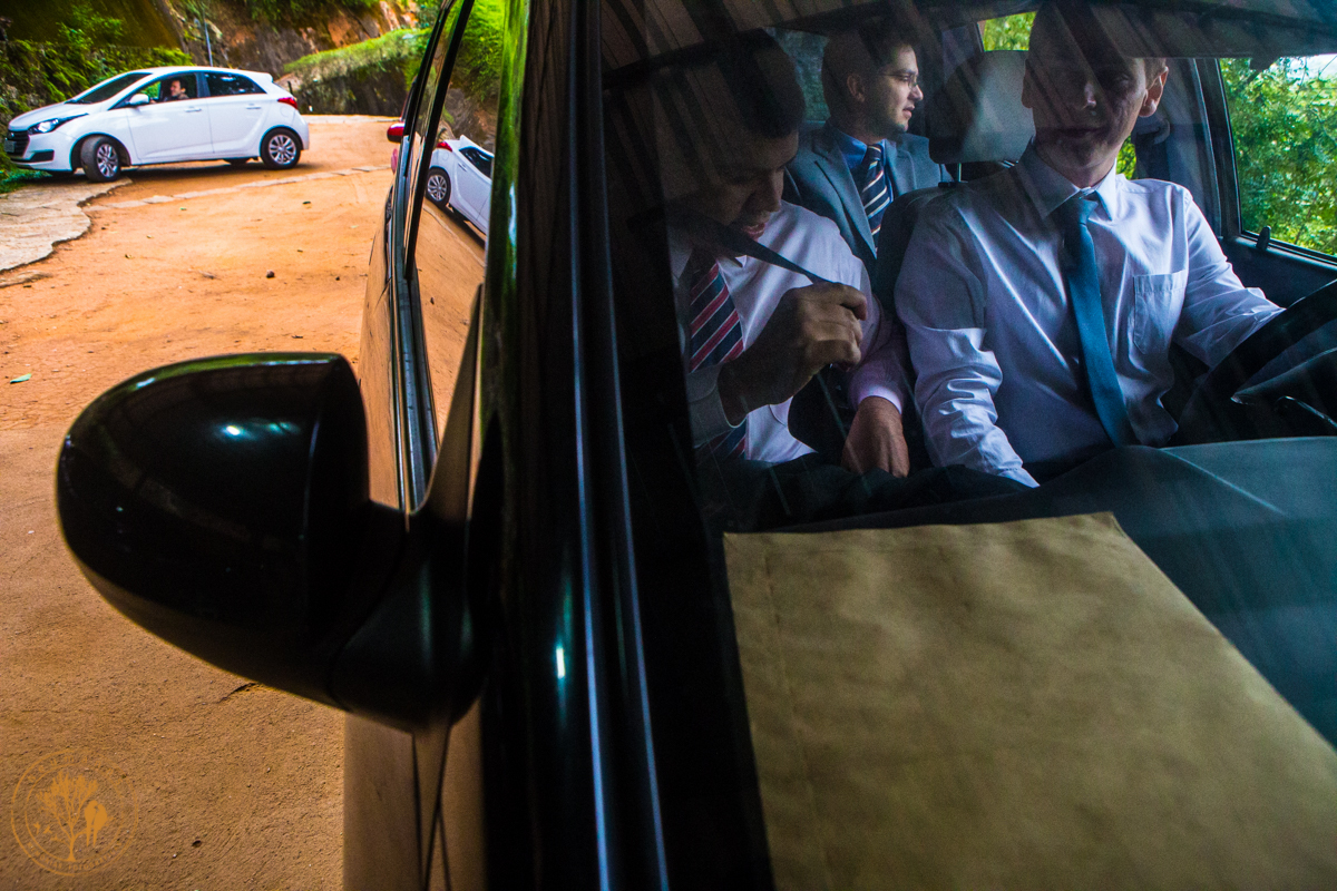 making noivo em Itaipava,  noivo e padrinhos indo de carro para o casamento, foto Neumanns