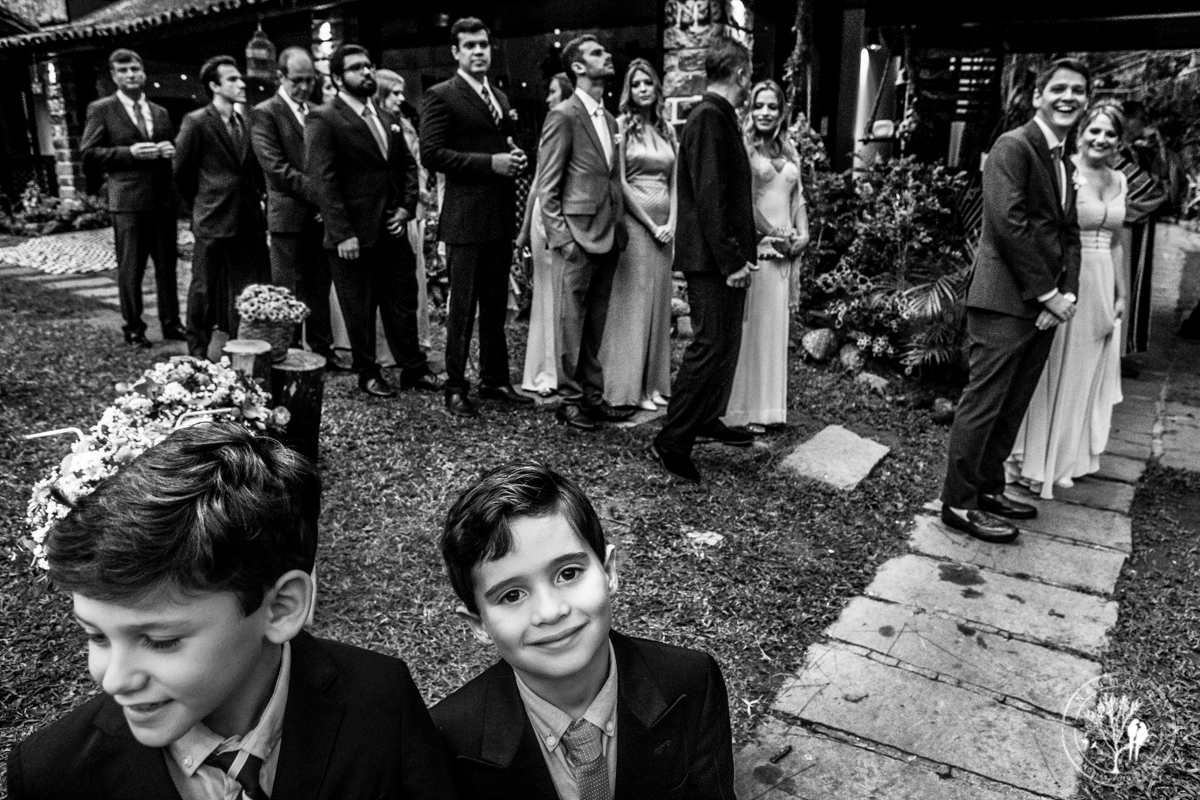 casamento no Riachos de Itaipava,  noivo e padrinhos no cortejo admirando os pajens, foto Neumanns
