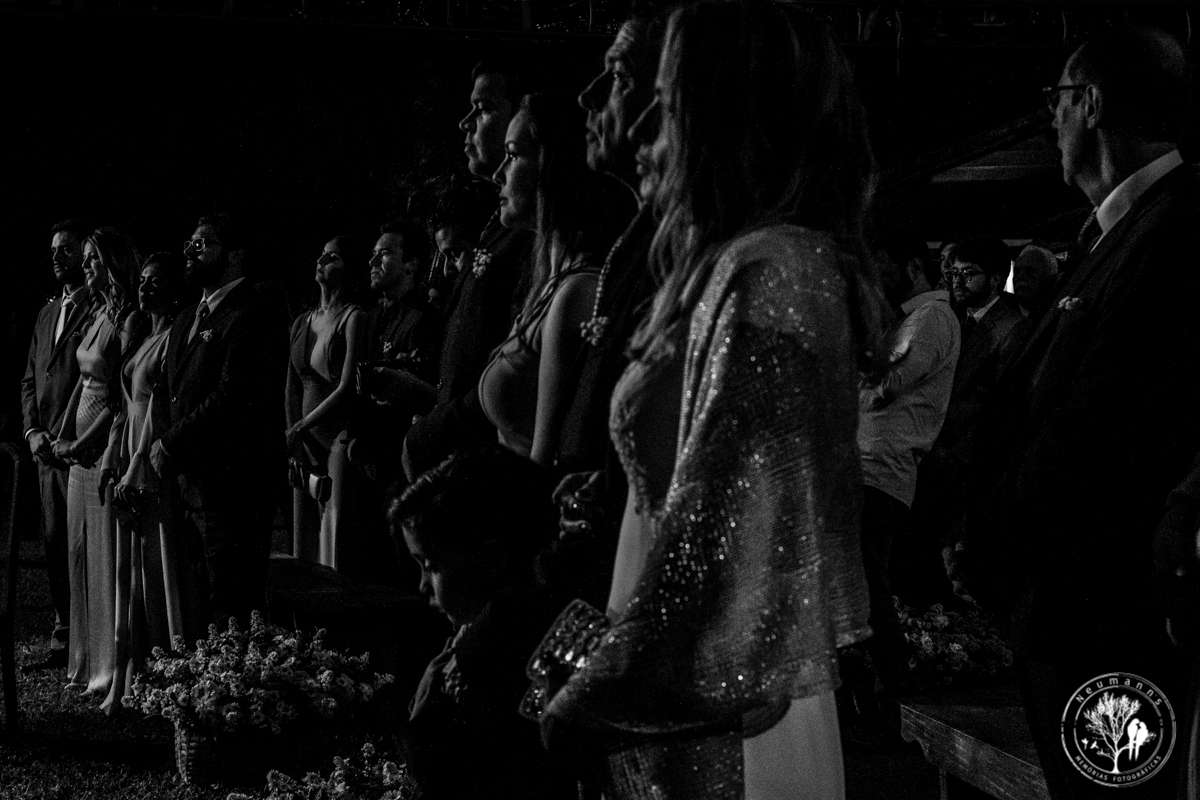casamento no Riachos de Itaipava,  padrinhos e convidados assistindo,  celebrante pastor longuini, musicos versus quatro, foto Neumanns