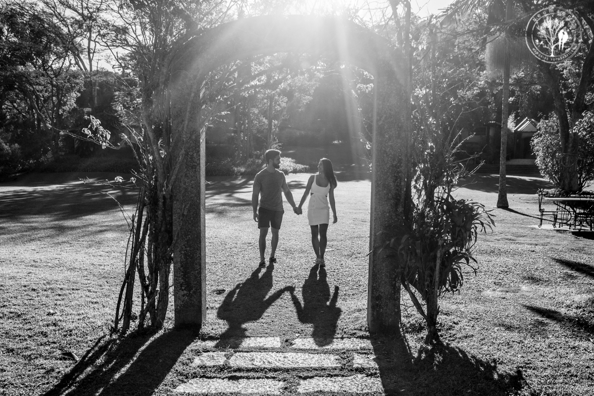 Pre-wedding na serra , casal caminhando de mãos dadas no parador Santarém, foto Neumanns