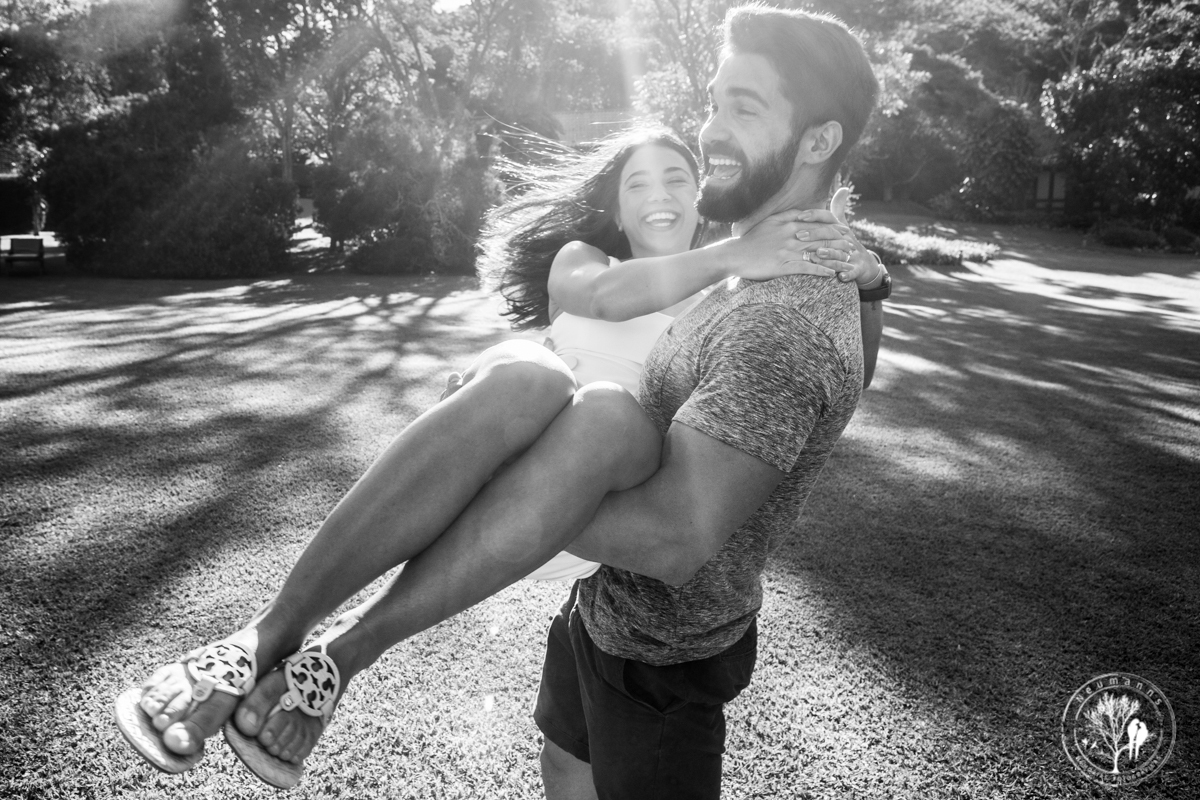 Pre-wedding na serra , noivo rodando noiva no colo no parador Santarém, foto Neumanns