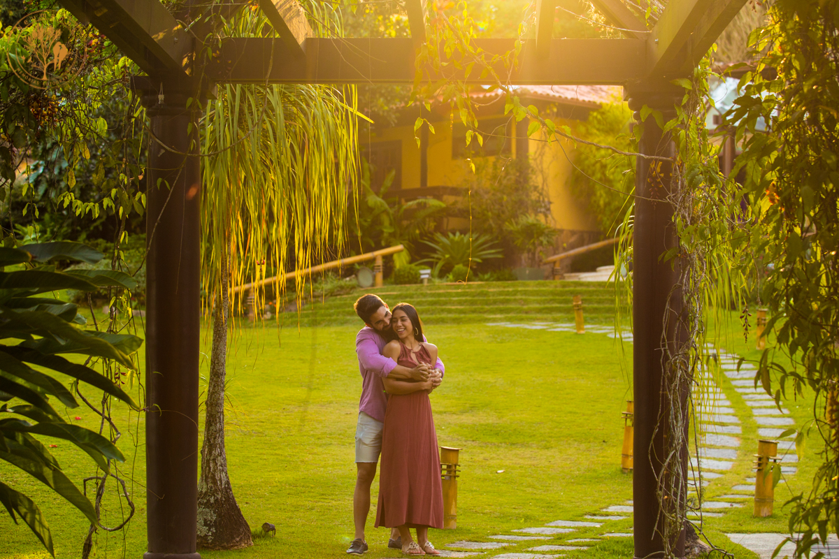 Pre-wedding na serra , casal  abraçado no parador Santarém no por do sol, foto Neumanns