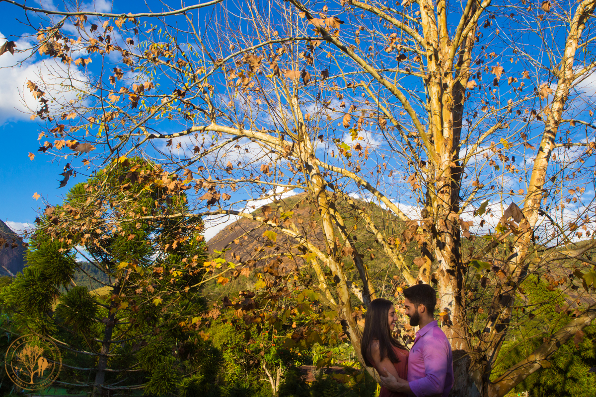 Pre-wedding na serra , casal  se olhando no parador Santarém no por do sol, foto Neumanns