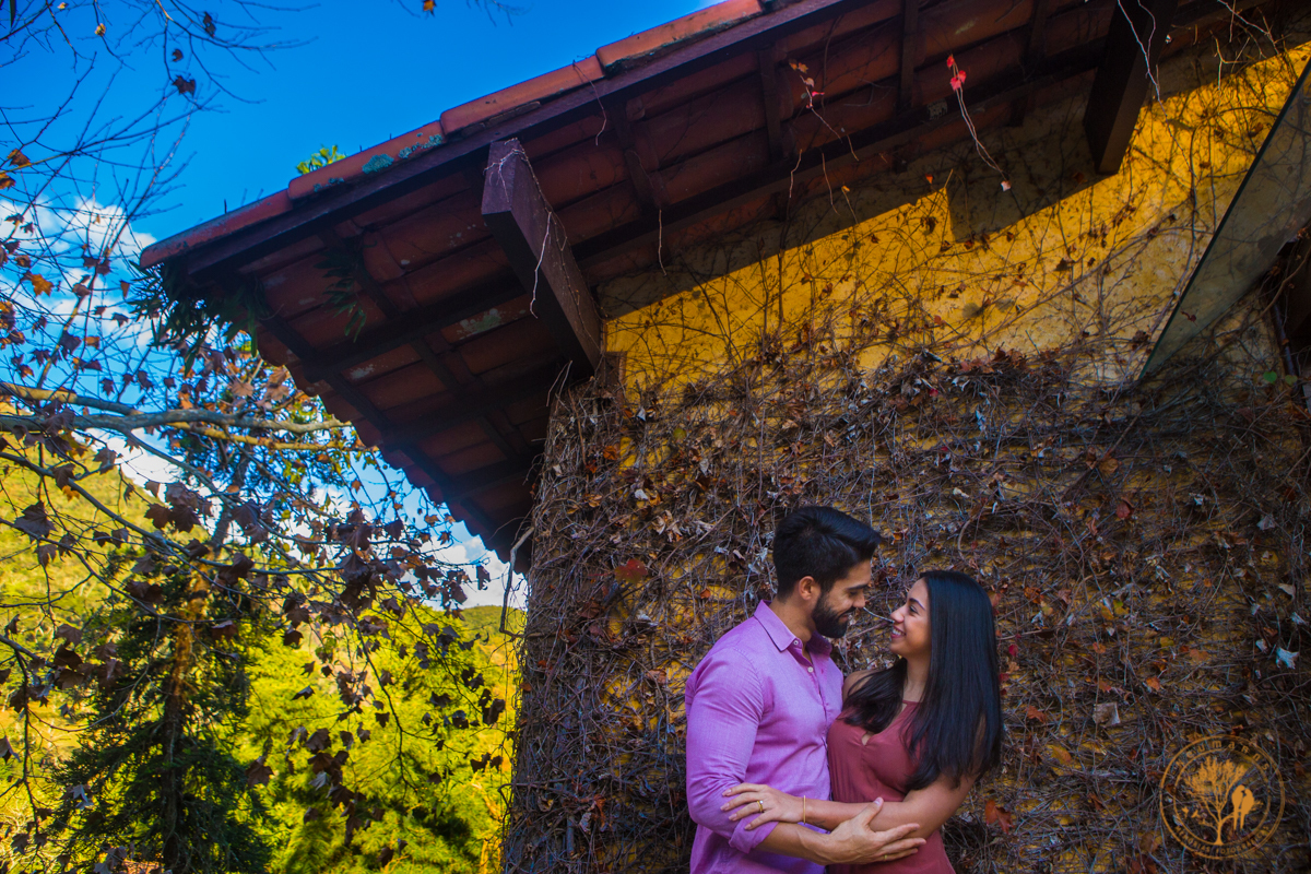 Pre-wedding na serra , casal  se olhando no parador Santarém no por do sol, foto Neumanns
