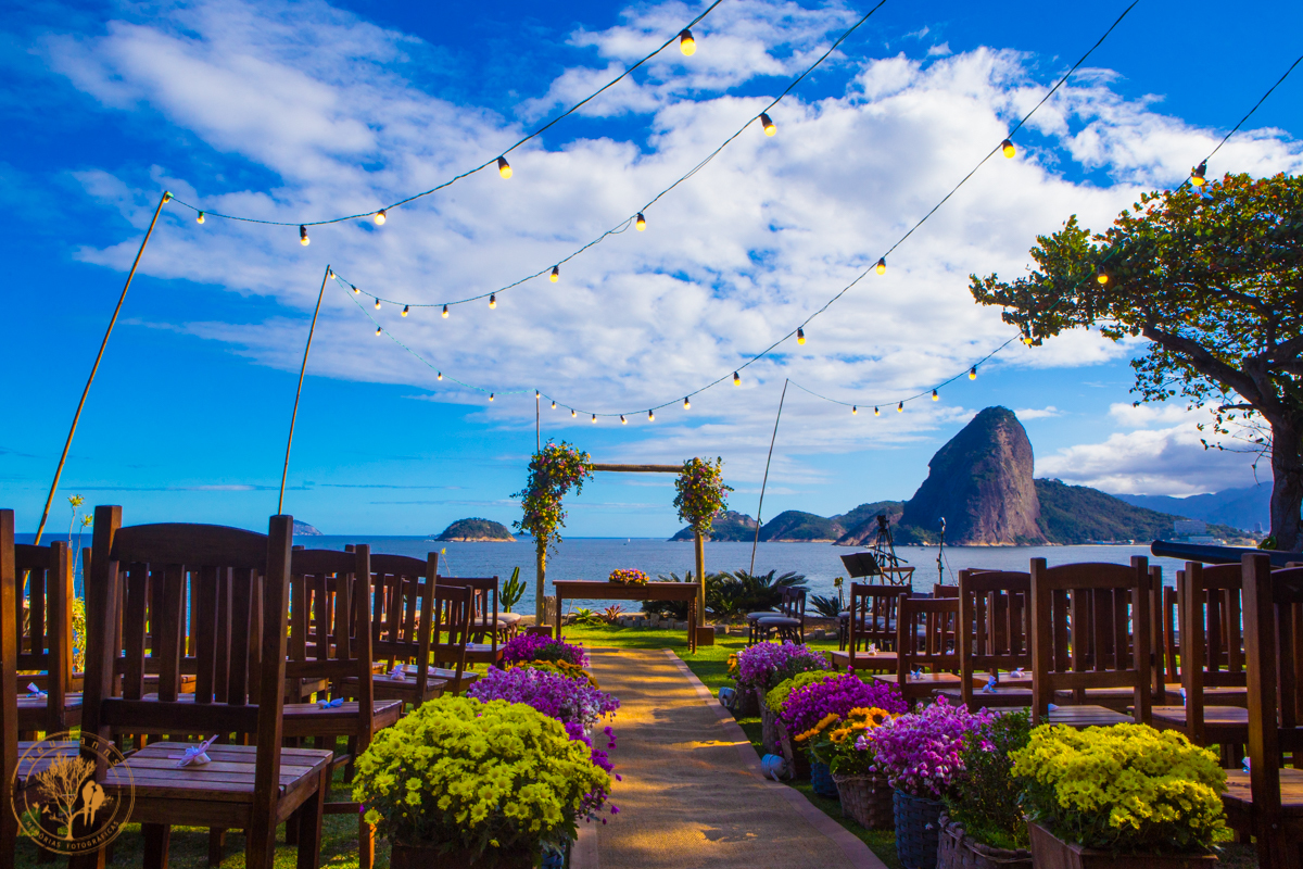 decoração de cerimonia no Zéfiro Niterói feita pela decoradora Arminda Antunes, casamento ao ar livre, com gambiarras, vista para o pão de açúcar, fotógrafos do casamento Neumanns