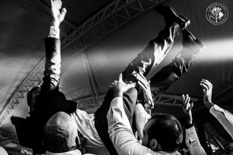 casamento no Zéfiro Niterói, casamento no Zéfiro Niterói, padrinhos jogando noivo para o alto, fotógrafos do casamento Neumanns