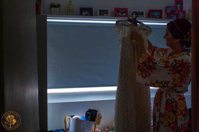 noiva pegando vestido do atelier a modista em Niterói, fotógrafos do casamento Neumanns