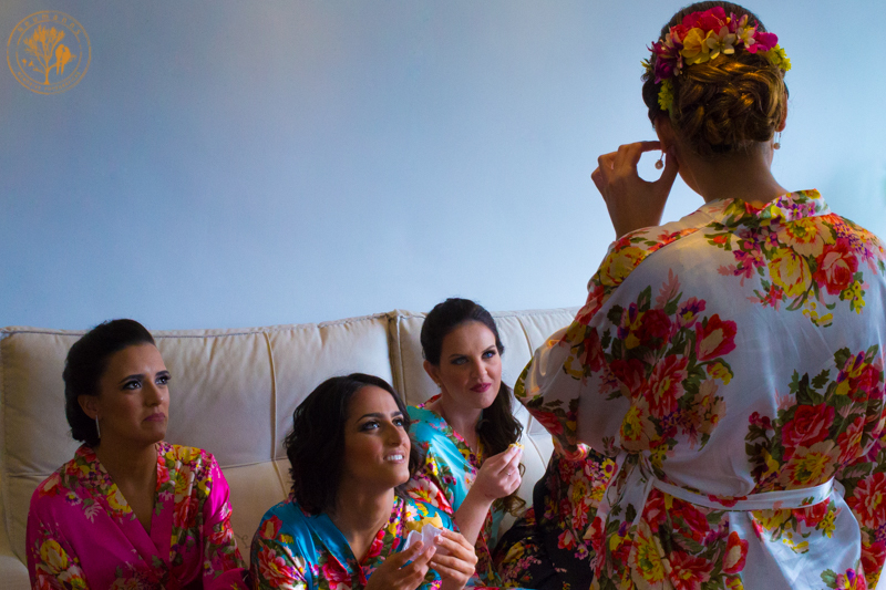 noiva de roupão estampado se arrumando com as madrinhas, escolhendo o brinco, cabelo e maquiagem Milton Barros e Di Blanke , grinalda da Maria Frô fotógrafos do casamento Neumanns