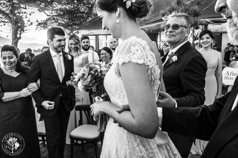 noiva entrando na cerimonia de casamento no Zéfiro Niterói, com tio e padrasto, cerimonial Thienny Tamis,  fotógrafos do casamento Neumanns