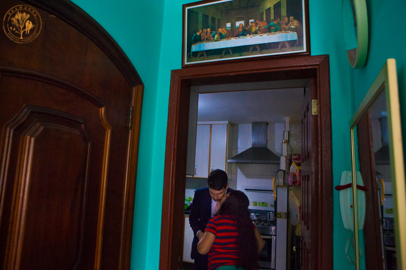 noivo se arrumando em casa com os pais, beijando a irmã, terno do noivo Vila Romana fotógrafos do casamento Neumanns