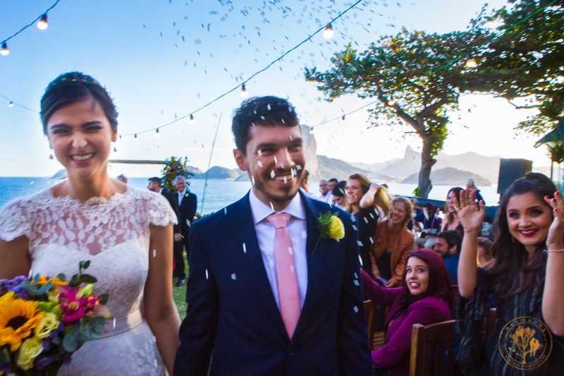 cerimonia de casamento no Zéfiro Niterói,  casamento de dia, saida dos noivos com chuva de arroz, cerimonial Thienny Tamis,  fotógrafos do casamento Neumanns