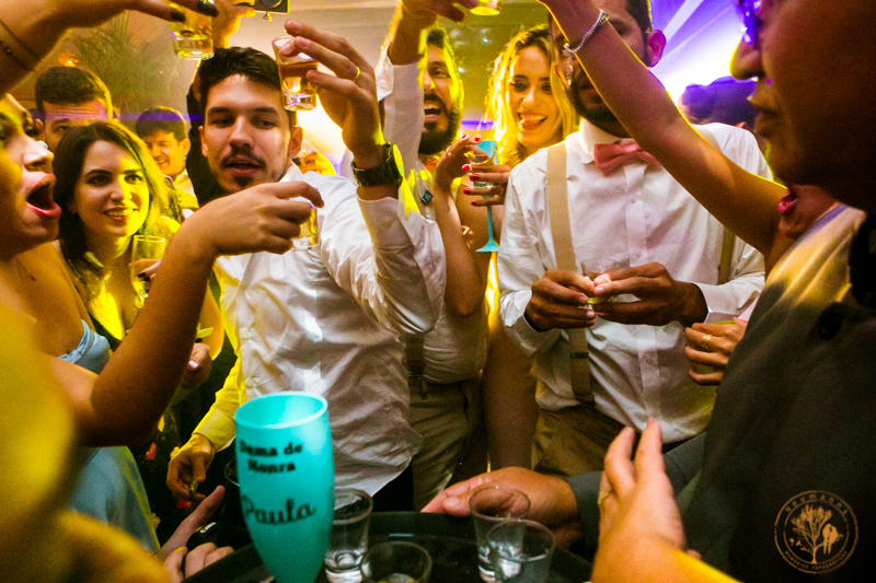 casamento no Zéfiro Niterói, noivo e amigos tomando tequila, fotógrafos do casamento Neumanns