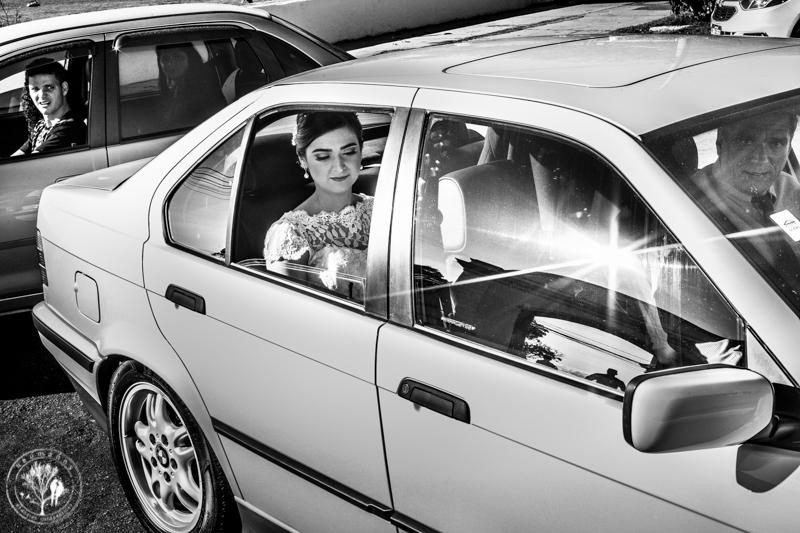 noiva esperando no carro no Zéfiro Niterói, fotógrafos do casamento Neumanns