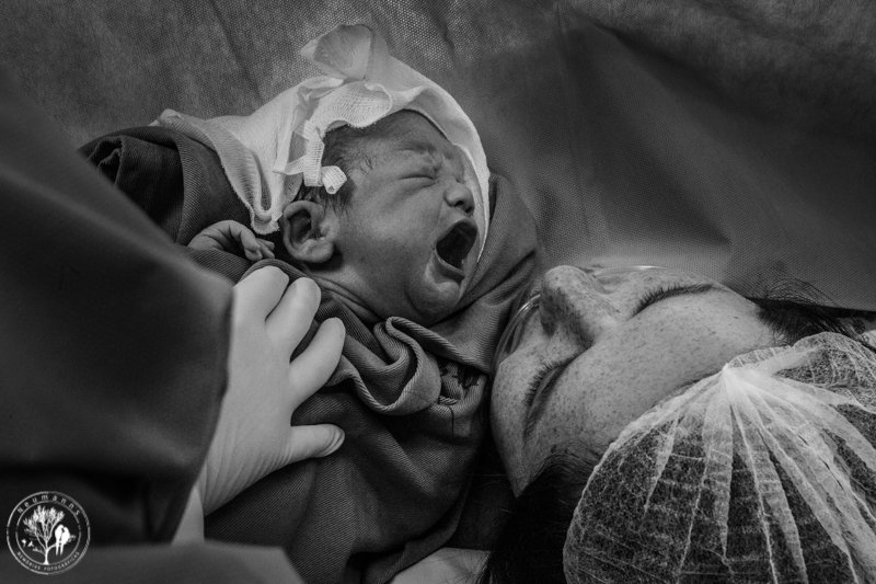 Primeira troca de olhar com a mãe após nascimento no hospital Santa Teresa em petrópolis, foto Neumann's, fotografia de família, fotos de parto