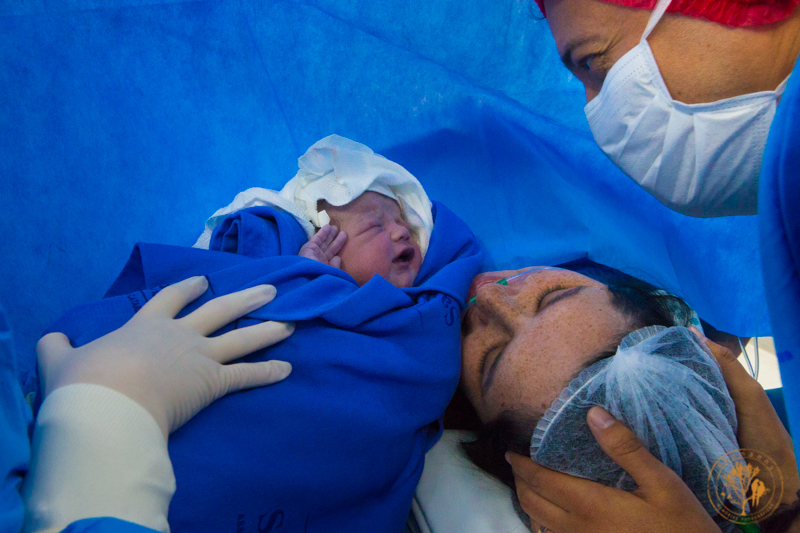 Primeira troca de olhar com a mãe 
 e pai após nascimento no hospital Santa Teresa em petrópolis, foto Neumann's, fotografia de família, fotos de parto