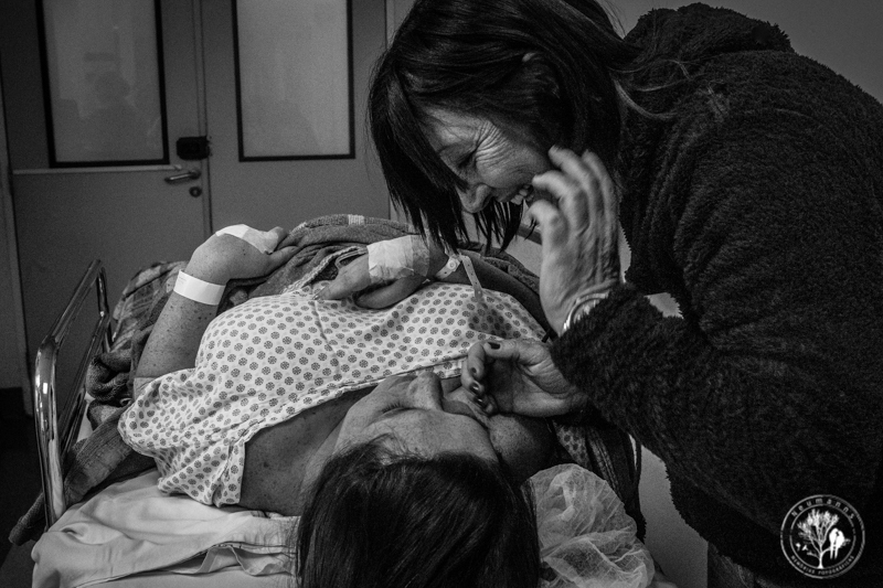 Mãe emocionada ao ver filha que acabou de ter bebê no hospital Santa Teresa em petrópolis, foto Neumann's,fotografia de família, fotos de parto