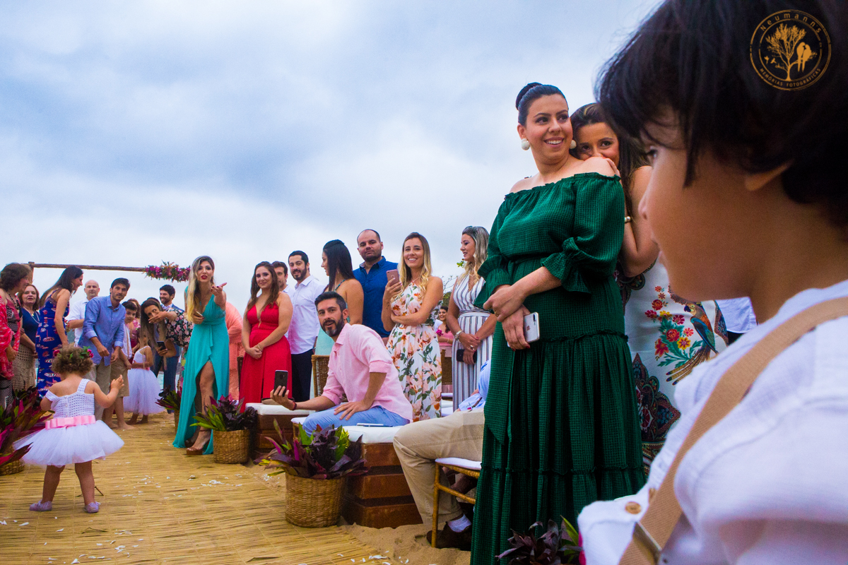 destination wedding, entrada das damas e pagens na cerimonia de casamento no barracuda beach bar em toque toque pequeno, fotos neumanns