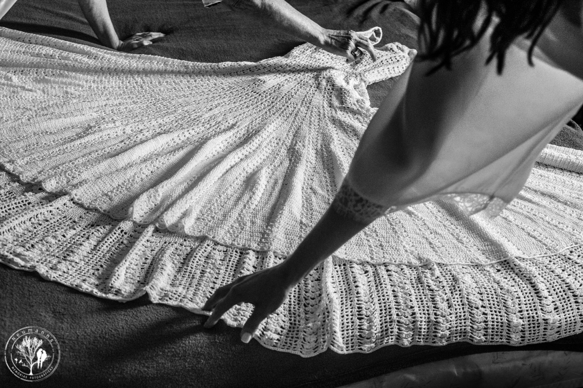 destination wedding, noiva arrumando o vestido de renda feito pela avó, em toque toque pequeno, fotos neumanns