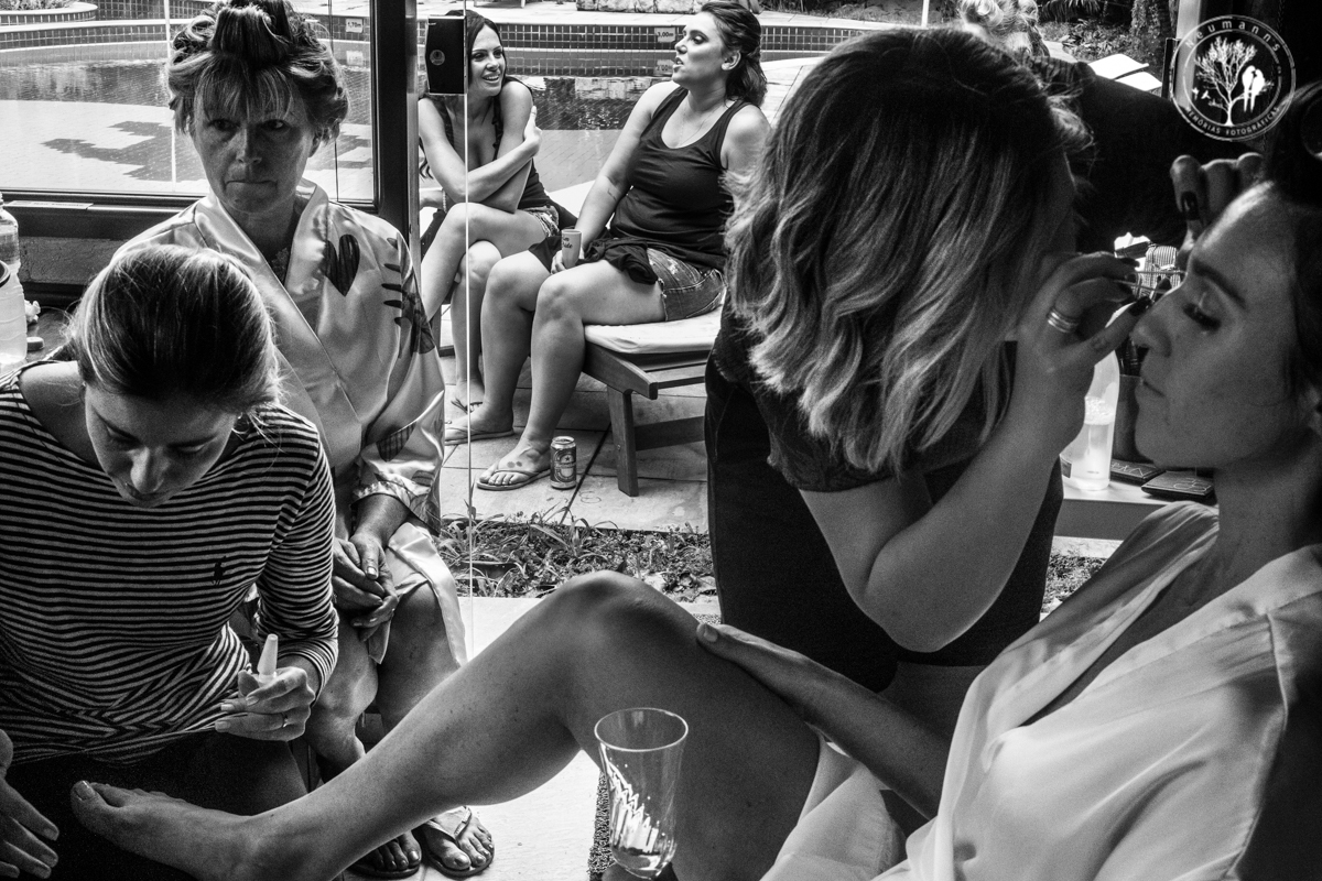 destination wedding, noiva se maquiando com a maquiadora Juliana Siqueira, em toque toque pequeno, fotos neumanns