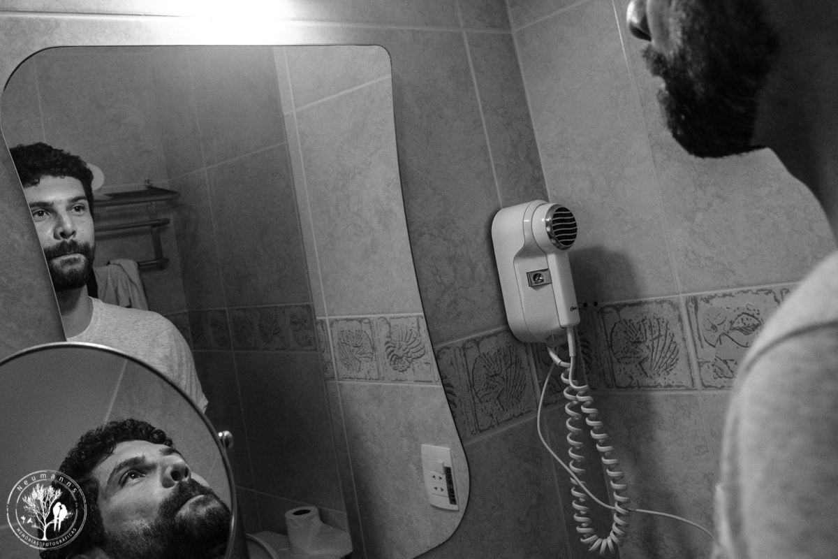 destination wedding, noivo se olhando no espelho, em toque toque pequeno, fotos neumanns