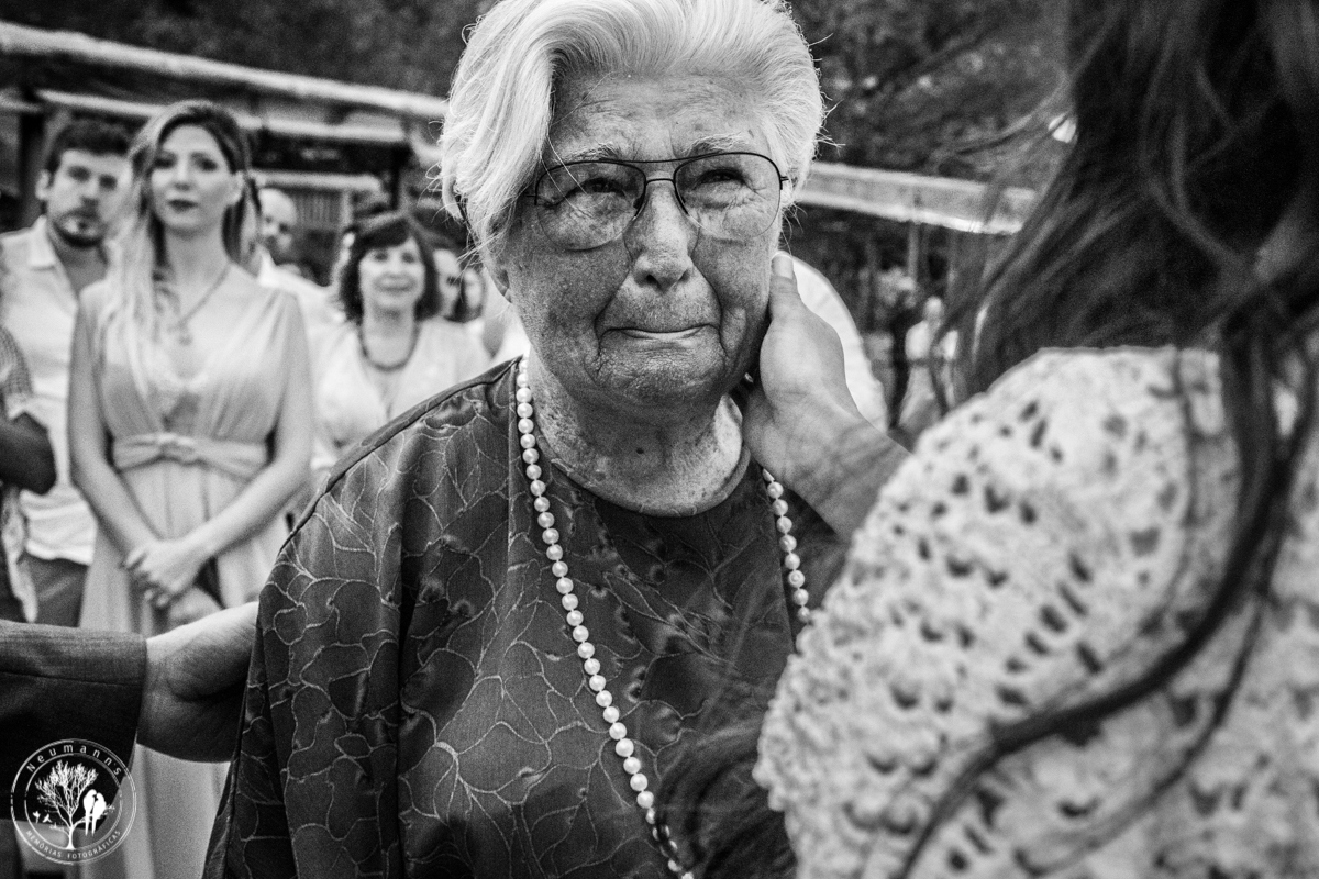 destination wedding, avó emocionada em cerimonia de casamento na praia de  toque toque pequeno, no barracuda beach bar, fotos neumanns 